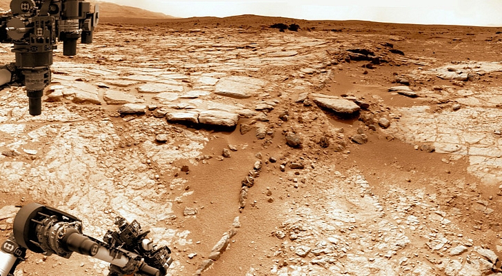 Curiosity en el 'río de la serpiente' - la imagen muestra el brazo robótico del rover en varias posiciones