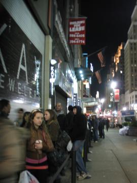 http://news.softpedia.com/images/news2/DROID-Makes-People-Line-up-in-Front-of-Verizon-s-Store-in-Big-Apple-3.jpg
