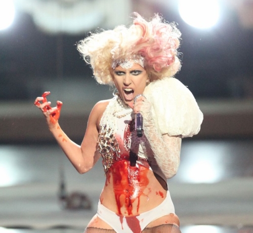 Lady-Gaga-s-Bizarre-and-Bloodied-2009-VMA-Performance-2.jpg