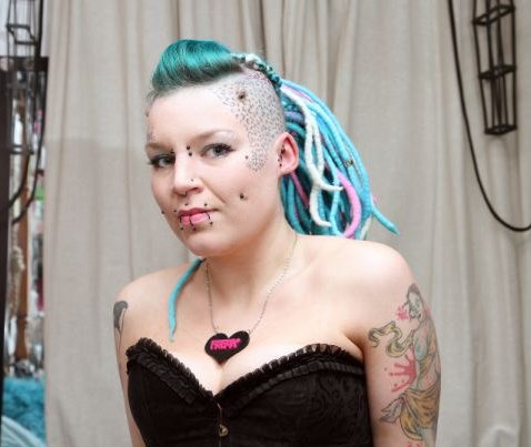 Woman Uses Scalpel to Cut Off Tattoo of Her Cheating Boyfriend's 